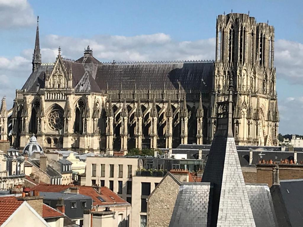 رانس Appartement Centre Ville - Vue Cathedrale - 33 المظهر الخارجي الصورة